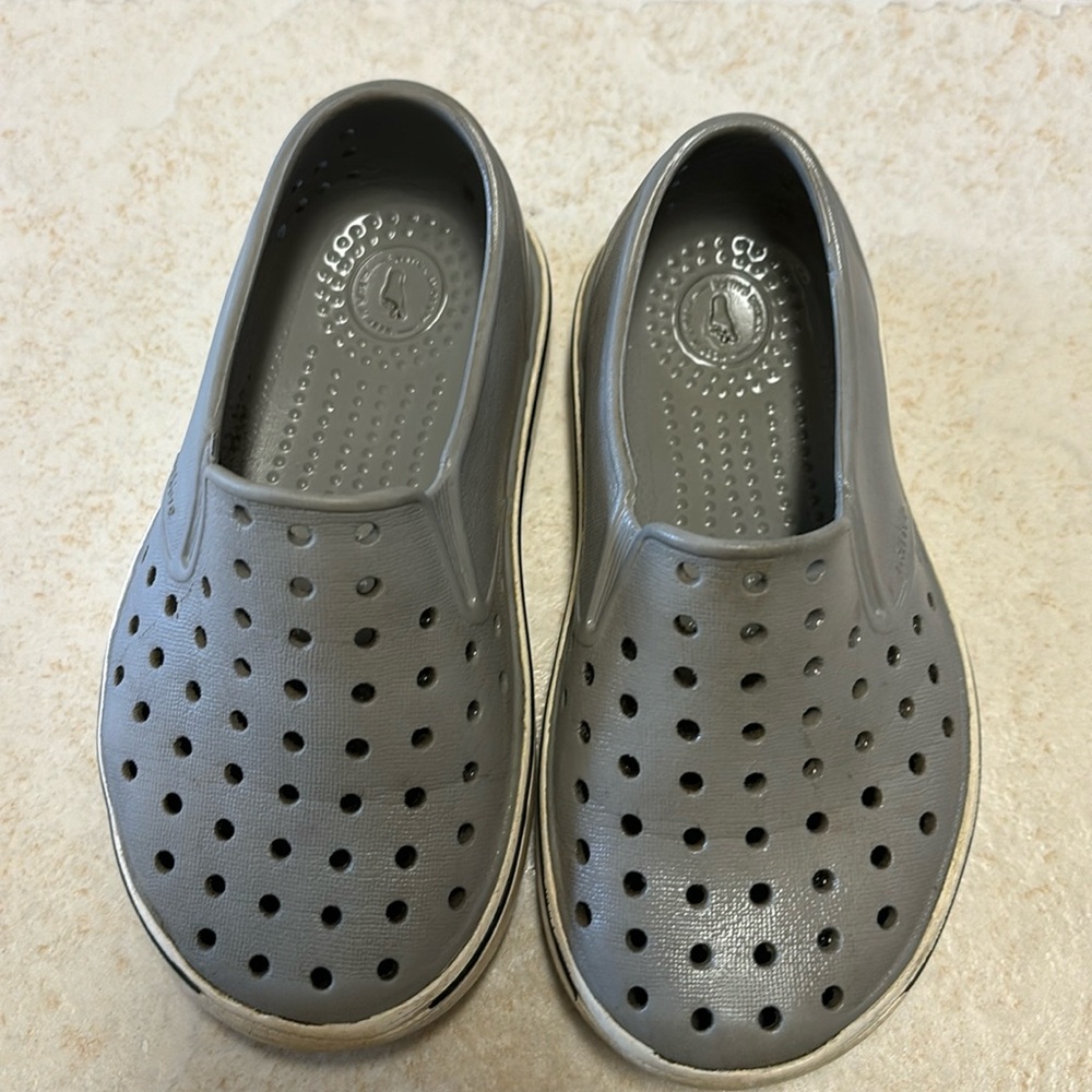 Native gray shoes size toddler 8